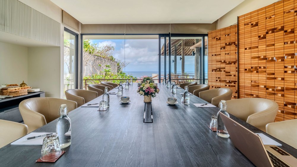 Sohamsa Estate - Villa Soham - Well-equipped meeting room with ocean view